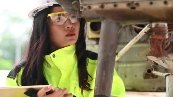 飛行機のエンジンを固定する女性技術者 — ストック動画