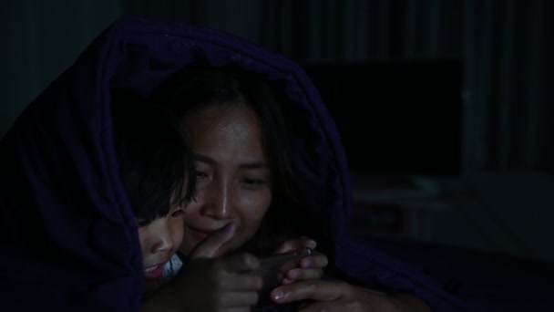 Mãe Filha Jogando Smartphone Cama Noite — Vídeo de Stock