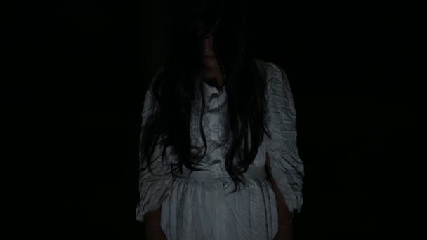 鬼女在黑暗中的恐怖视频 万圣节的概念 — 图库视频影像