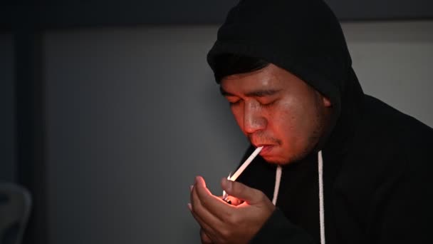 Borracho Macho Alcohólico Fumar Mientras Sentado Mesa Casa Alcohol Adicción — Vídeo de stock