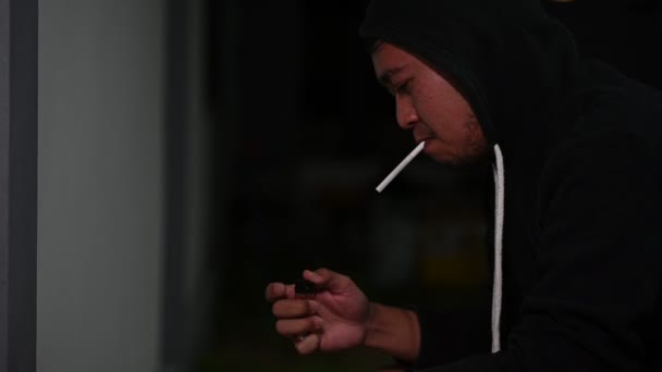Pijany Mężczyzna Alkoholik Palenie Siedząc Przy Stole Domu Koncepcja Uzależnienia — Wideo stockowe