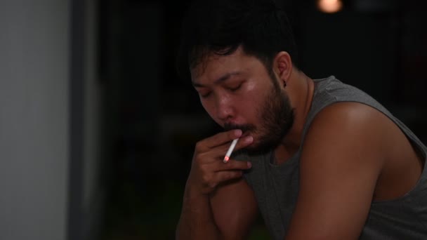 醉酒男性在家中餐桌边抽烟 酗酒的概念 — 图库视频影像