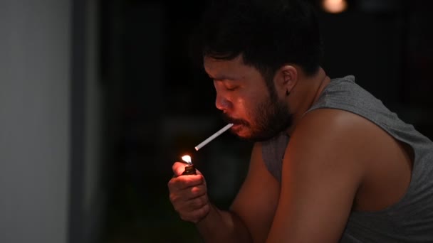 Alcoolisme Masculin Ivre Fumeur Assis Table Maison Concept Dépendance Alcool — Video