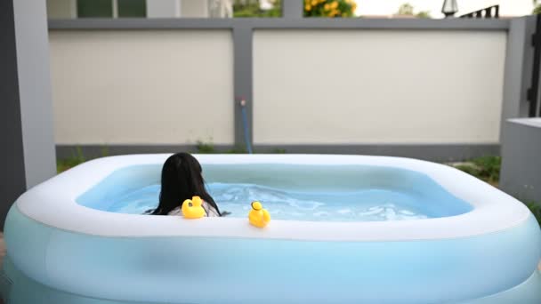 Niña Nadando Piscina Casa — Vídeos de Stock