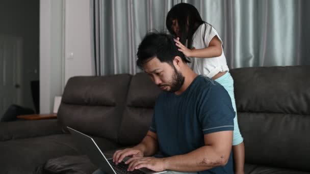 Concepto Del Día Los Padres Padre Asiático Hija Pasando Tiempo — Vídeo de stock