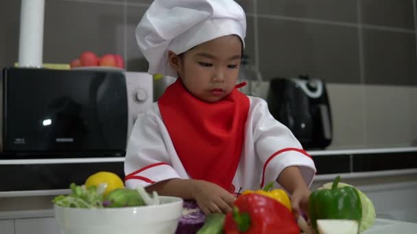 Мила Азіатська Дівчина Уніформі Шеф Кухаря Великою Кількістю Овочів Столі — стокове відео