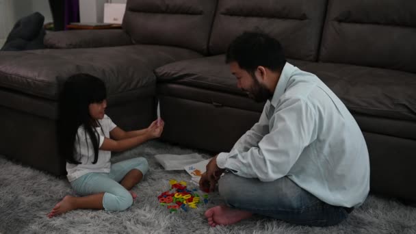 Concepto Del Día Los Padres Padre Asiático Hija Pasando Tiempo — Vídeo de stock