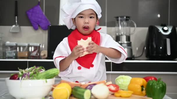 Słodkie Azji Dziewczyna Noszenie Kucharz Mundur Dużo Warzyw Stole Kuchnia — Wideo stockowe