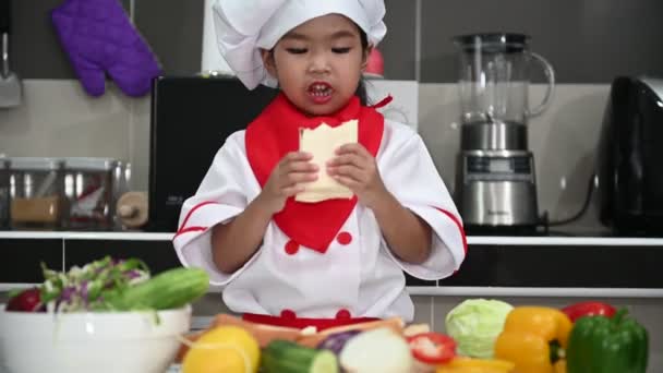 Mignonne Asiatique Fille Portant Chef Uniforme Avec Beaucoup Légumes Sur — Video