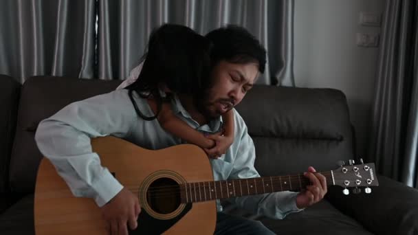 Papa Spielt Gitarre Und Tochter Singt Hause Gemeinsam Ein Lied — Stockvideo