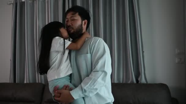 Faderns Dag Koncept Asiatiska Pappa Och Dotter Tillbringa Tid Tillsammans — Stockvideo