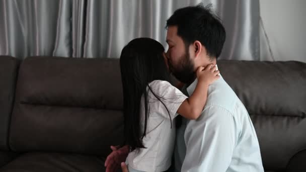 父亲节的概念 亚洲爸爸和女儿在家里共度时光 — 图库视频影像