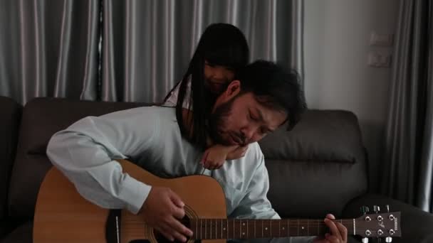 Papa Spielt Gitarre Und Tochter Singt Hause Gemeinsam Ein Lied — Stockvideo