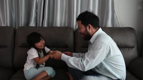 Den Otců Koncept Asijské Táta Dcera Tráví Čas Spolu Doma — Stock video