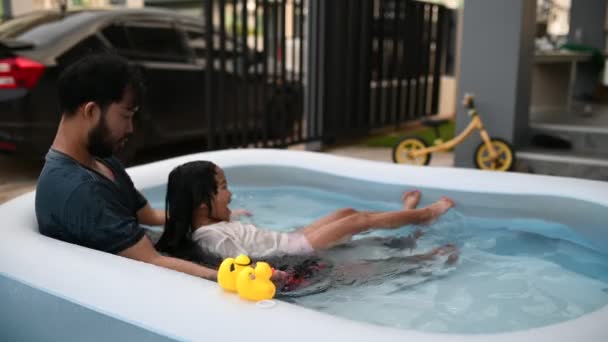 아버지 컨셉트 아시아 아빠와 집에서 시간을 보내며 부풀어 오르는 수영장에서 — 비디오