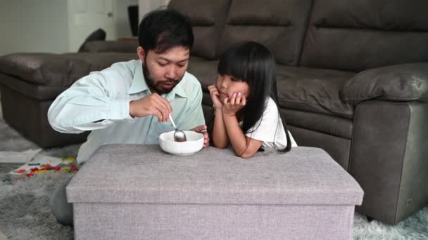 Vatertagskonzept Vater Und Tochter Verbringen Zeit Hause Vater Füttert Tochter — Stockvideo