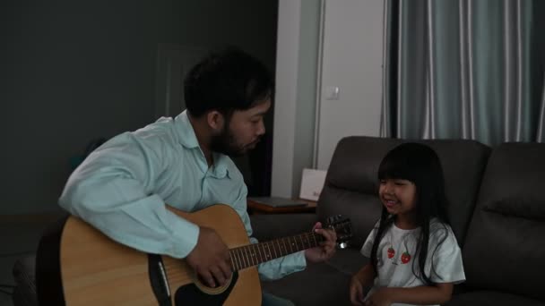 Папа Играет Гитаре Дочь Поют Песню Вместе Дома — стоковое видео