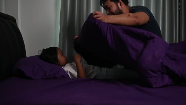 Concepto Del Día Los Padres Padre Asiático Hija Pasando Tiempo — Vídeo de stock