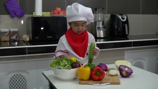Милая Азиатка Форме Шеф Повара Большим Количеством Овощей Столе Кухонной — стоковое видео