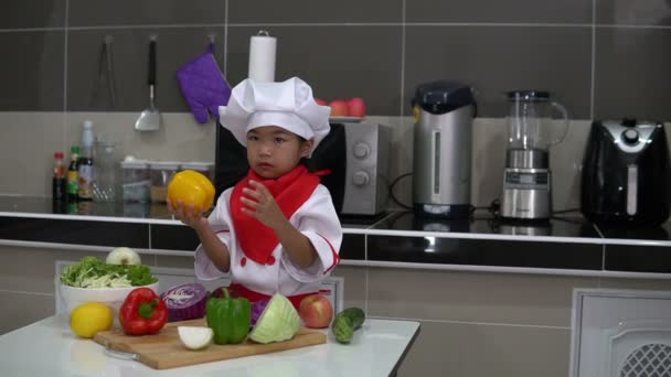 Linda Chica Asiática Con Uniforme Chef Con Montón Verduras Mesa — Vídeo de stock