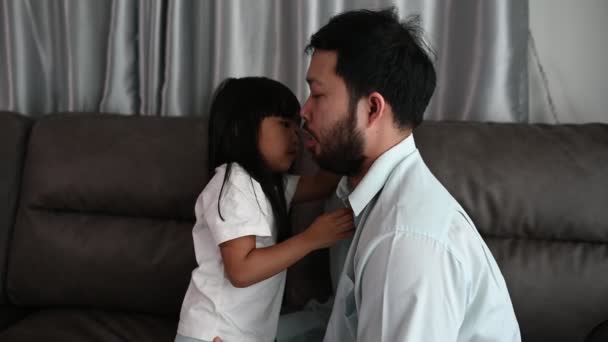 Dzień Ojców Koncepcja Azjatycki Tata Córka Spędzają Czas Razem Domu — Wideo stockowe