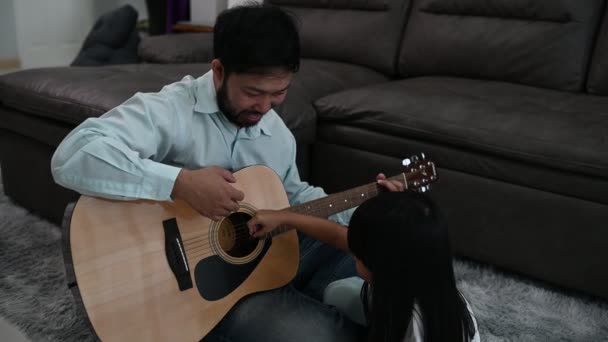爸爸在家里弹吉他 女儿在唱歌 — 图库视频影像