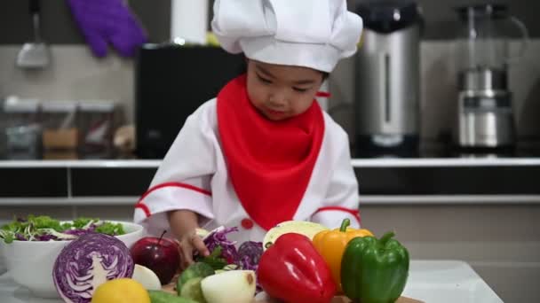 Mignonne Asiatique Fille Portant Chef Uniforme Avec Beaucoup Légumes Sur — Video