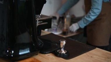 Kahve dükkanındaki yakışıklı Asyalı barista, küçük ve orta boy işletmeler konsepti.