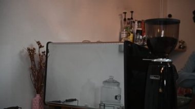 Kahve dükkanındaki yakışıklı Asyalı barista, küçük ve orta boy işletmeler konsepti.