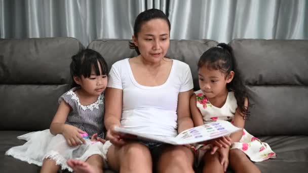 Madre Hijas Pasando Tiempo Juntas Casa Durante Coronavirus — Vídeos de Stock