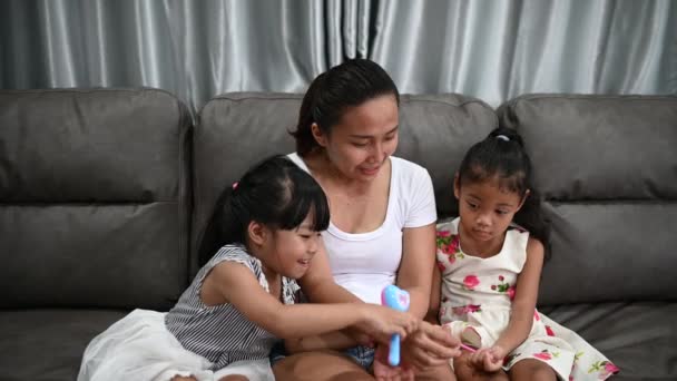Mère Filles Passer Temps Ensemble Maison Pendant Épidémie Concept Covid — Video
