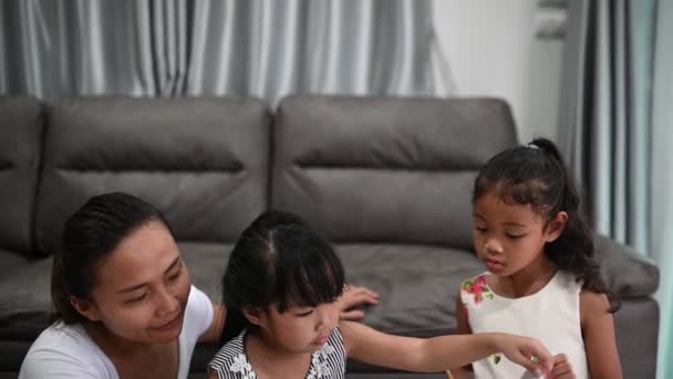 Mor Døtre Tilbringer Tid Sammen Hjemme Epidemien Kovid Konseptet – stockvideo