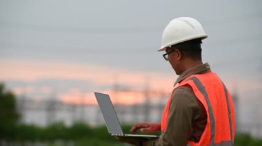 Elektrik santralinde çalışan Asyalı mühendis