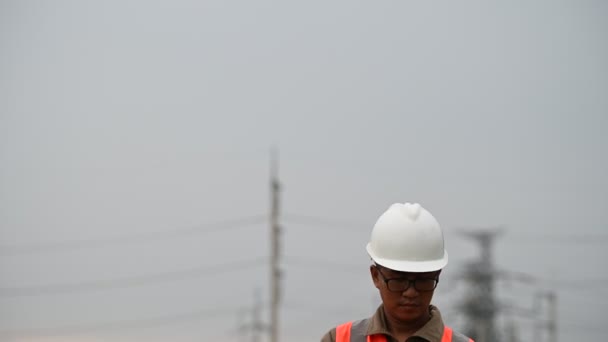 Ingeniero Asiático Trabajando Planta Energía — Vídeos de Stock