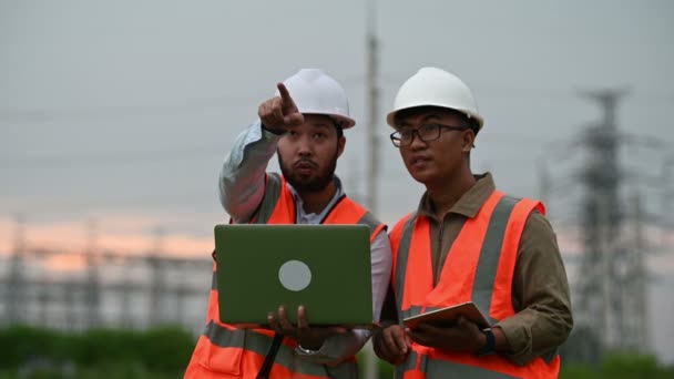 Deux Ingénieurs Travaillant Centrale Électrique — Video