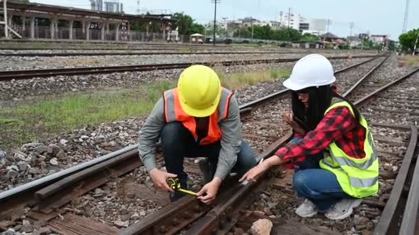 Två Ingenjörer Som Arbetar Tågstationen Konsulterar Utvecklingsriktlinjer — Stockvideo