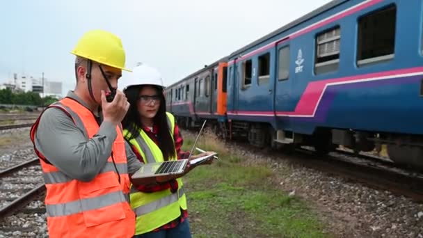 Dwóch Inżynierów Pracujących Elektrowni Pomagających Sobie Nawzajem Analizie Problemu — Wideo stockowe