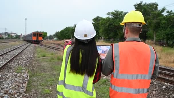 Dos Ingenieros Trabajando Planta Energía Ayudándose Mutuamente Analizar Problema — Vídeos de Stock