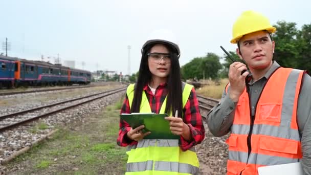 Два Инженера Работающие Вокзале Консультируют Вопросам Разработки — стоковое видео