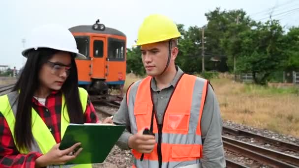 Twee Ingenieurs Die Bij Een Energiecentrale Werken Helpen Elkaar Problemen — Stockvideo