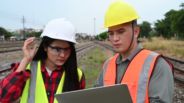 Twee Ingenieurs Die Bij Een Energiecentrale Werken Helpen Elkaar Problemen — Stockvideo