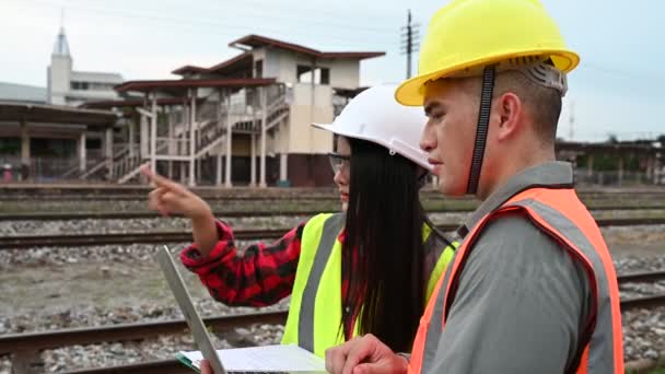 Twee Ingenieurs Die Bij Een Energiecentrale Werken Helpen Elkaar Problemen — Stockvideo