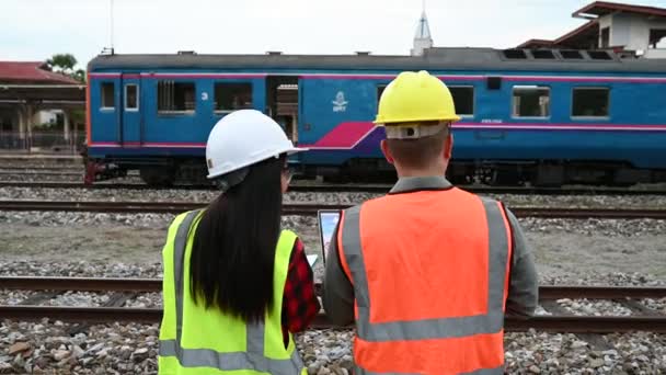 Deux Ingénieurs Travaillant Centrale Électrique Aidant Mutuellement Analyser Problème — Video