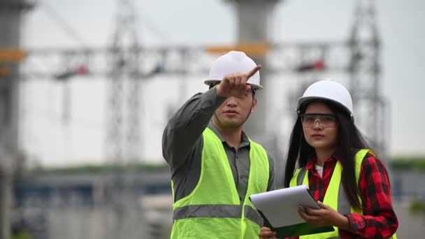 Deux Ingénieurs Travaillant Centrale Électrique Aidant Mutuellement Analyser Problème — Video