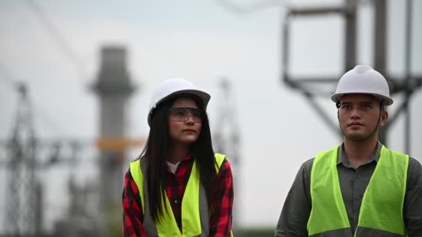 Deux Ingénieurs Travaillant Gare Consultant Sur Les Lignes Directrices Développement — Video