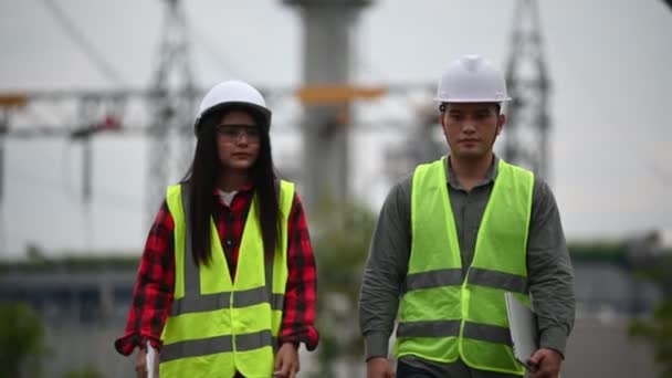 Twee Ingenieurs Die Bij Een Energiecentrale Werken Helpen Elkaar Problemen — Stockvideo