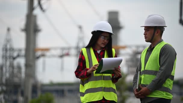 Twee Ingenieurs Die Bij Een Energiecentrale Werken Helpen Elkaar Problemen — Stockvideo