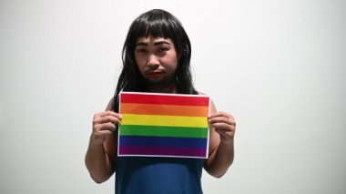 LGBT Onur Ayı konsepti, Asyalı yakışıklı erkek makyaj ve kadın kıyafeti, gay özgürlük günü 