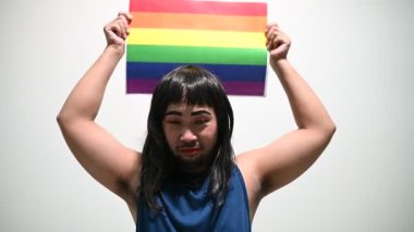 LGBT Onur Ayı konsepti, Asyalı yakışıklı erkek makyaj ve kadın kıyafeti, gay özgürlük günü 