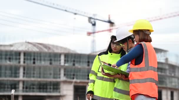 Ingénieurs Jeunes Seniors Discutent Des Travaux Construction Grands Bâtiments Trois — Video